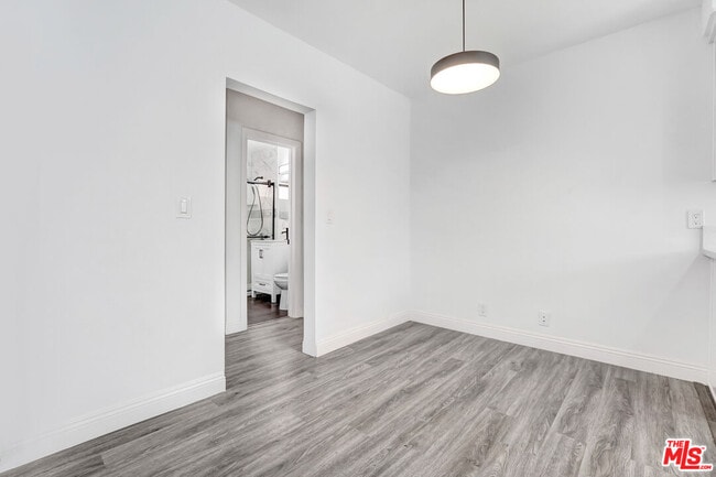 Building Photo - 317 S Kenmore Ave