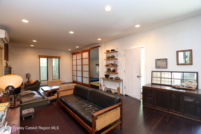 Building Photo - 10 Fitzsimmons Ln
