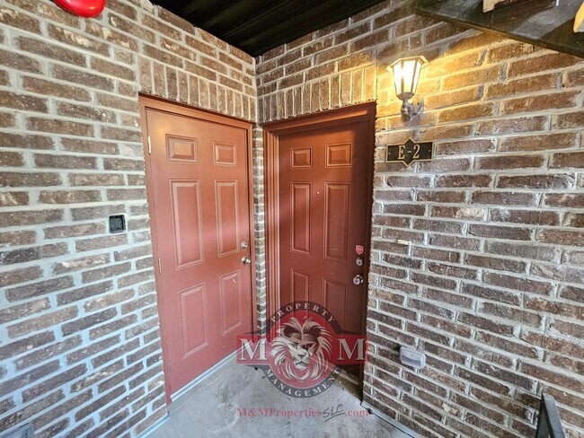 Building Photo - 104 E Resaca Dr