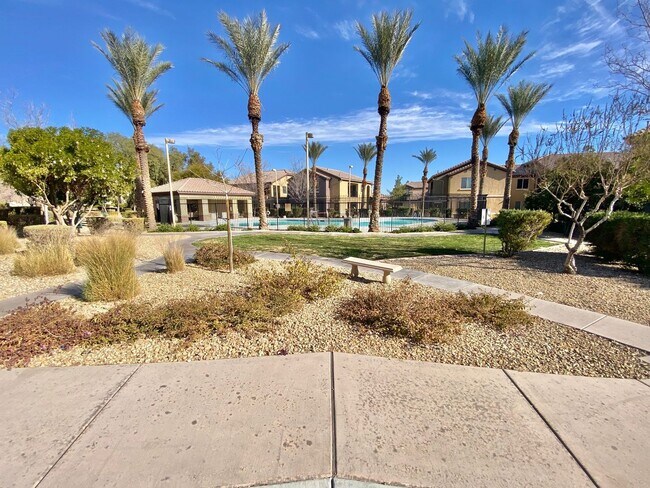 Building Photo - GORGEOUS 3 BEDROOM / 2 FULL BATH CONDO UNI...