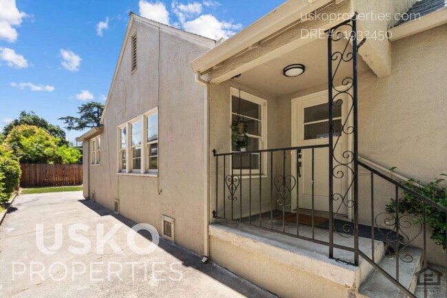 Building Photo - "Charming 4-Bed Retreat in the Heart of Sacramento - 1407 Sq Ft of Comfort!"
