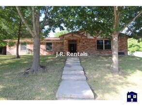 Building Photo - 616 Manning Dr