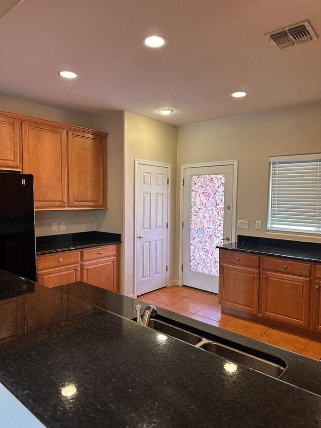 Building Photo - Modern Home - 4 bedroom - Large Yard - Variety of Fruit Trees