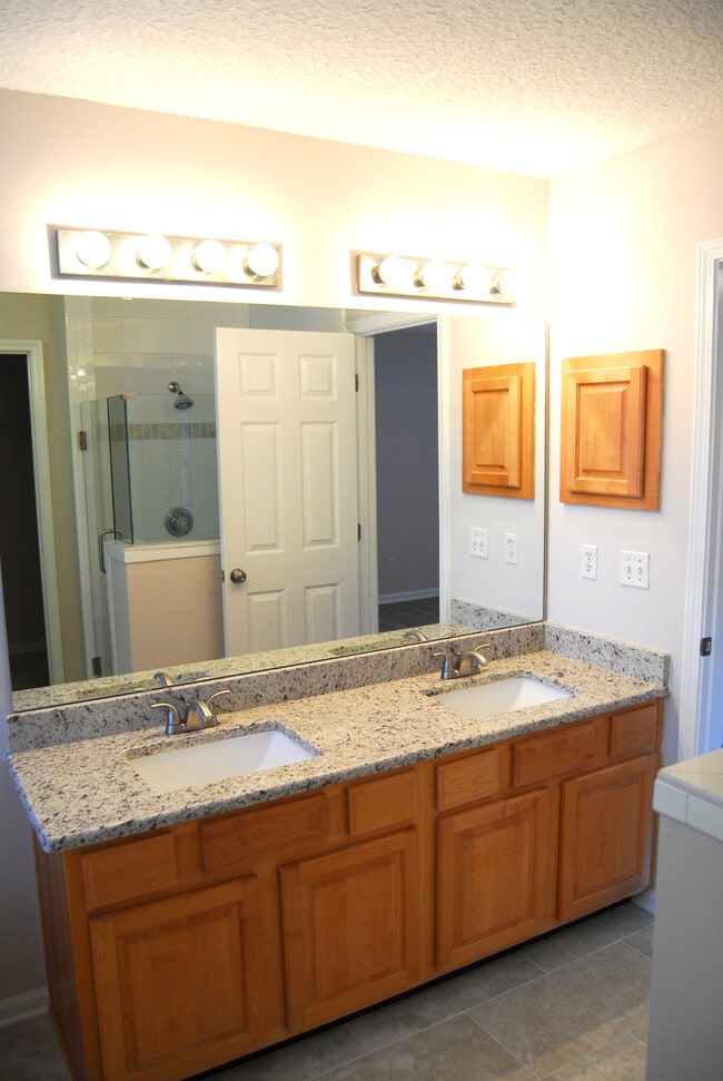 Building Photo - 1186 Waterfall Dr