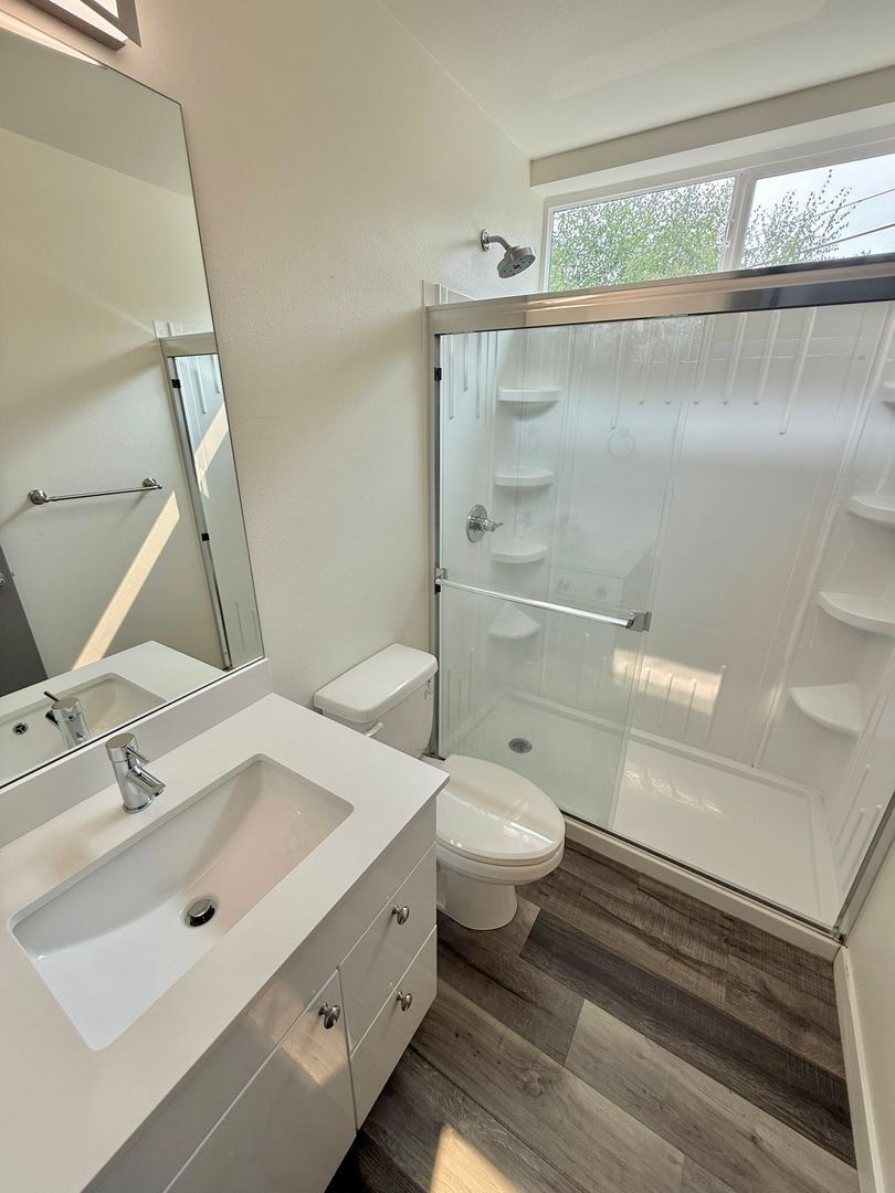 Building Photo - 8BR Ravenna Home Steps from UW – Ideal for Groups!