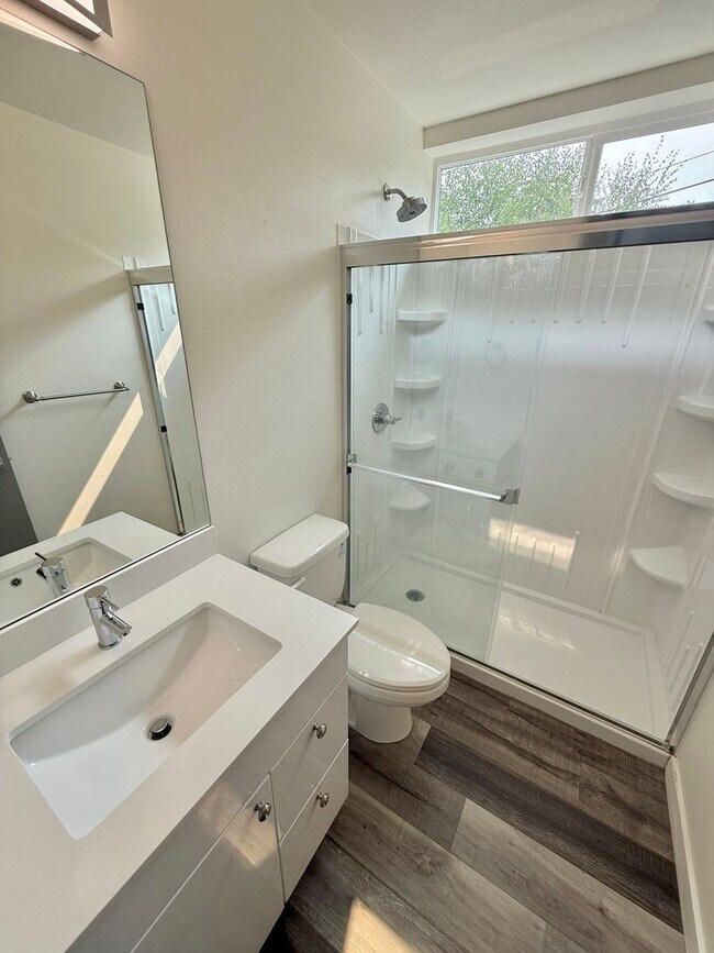 Building Photo - 8BR Ravenna Home Steps from UW – Ideal for Groups!