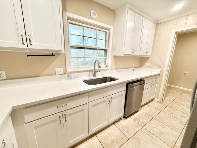 Building Photo - 3-bed/2-bath with two living spaces!