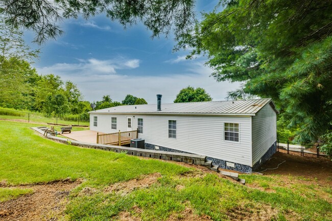 Building Photo - 4 br/2 ba home in the country!