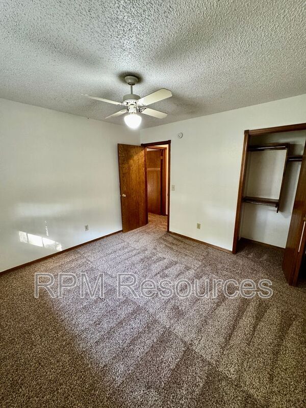 Building Photo - 7002 Woodlake Dr