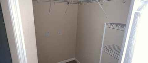 Building Photo - 2227 Seven Oaks Dr