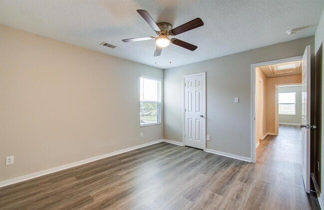 Building Photo - 1211 Reedpoint Dr