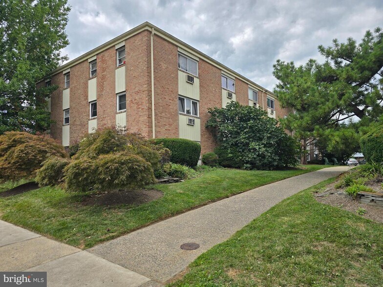 Building Photo - 8125 W Chester Pike