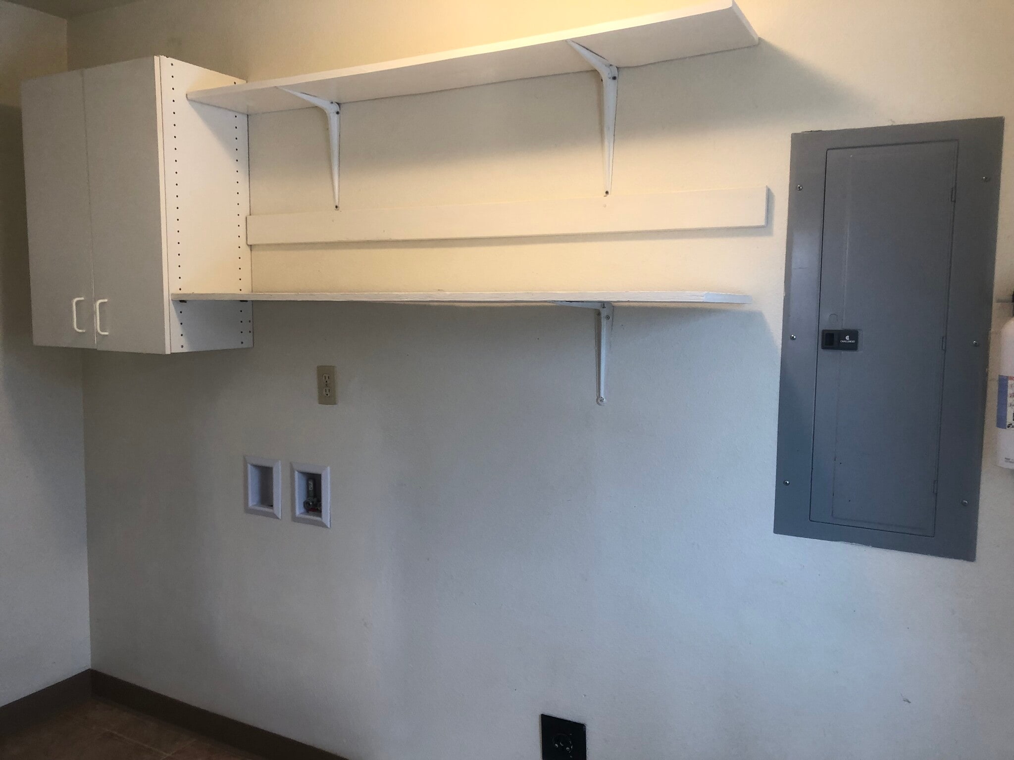 Large Laundry Room - 905 W 10th St