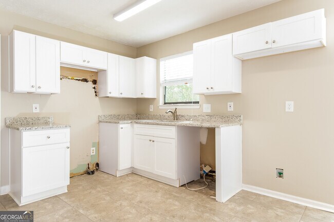 Building Photo - 356 Montgomery Pl