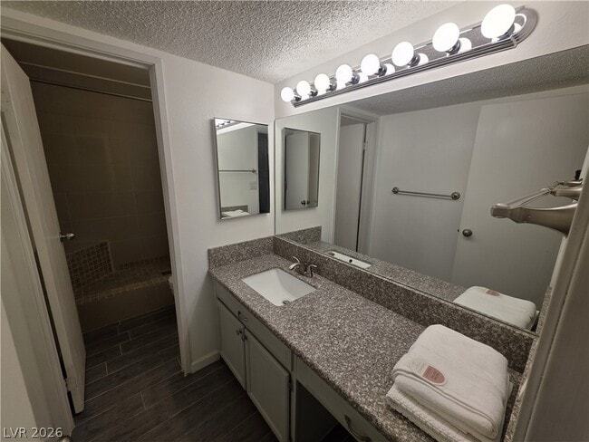 Building Photo - 750 S Royal Crest Cir