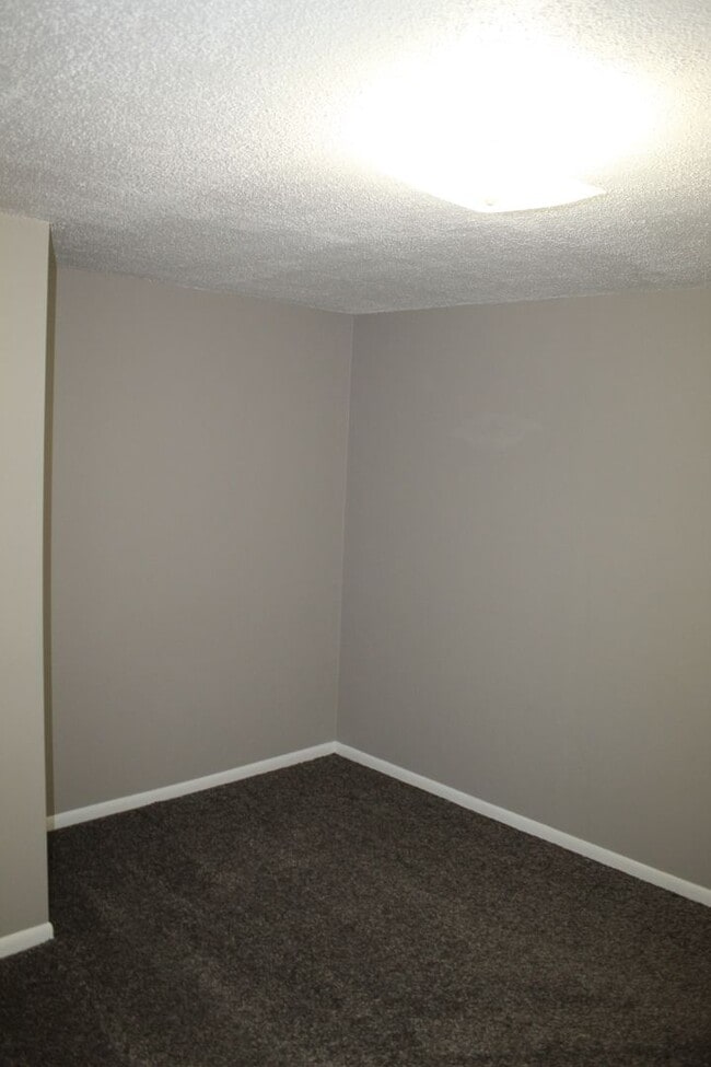 Building Photo - Available Now! 2 Bedroom 1 Bath home in Bu...