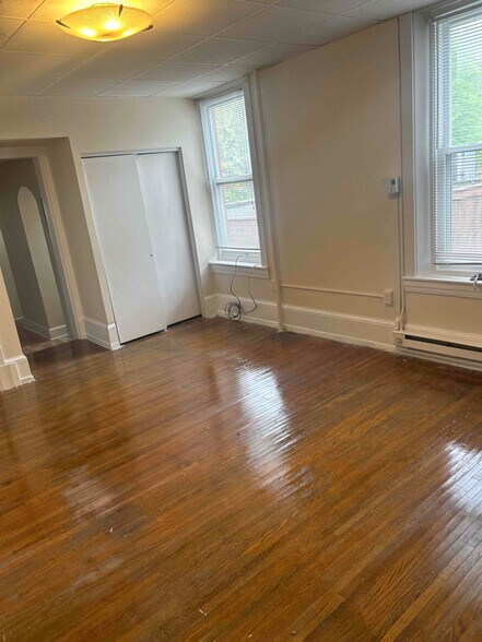 Building Photo - 1047 Penn St