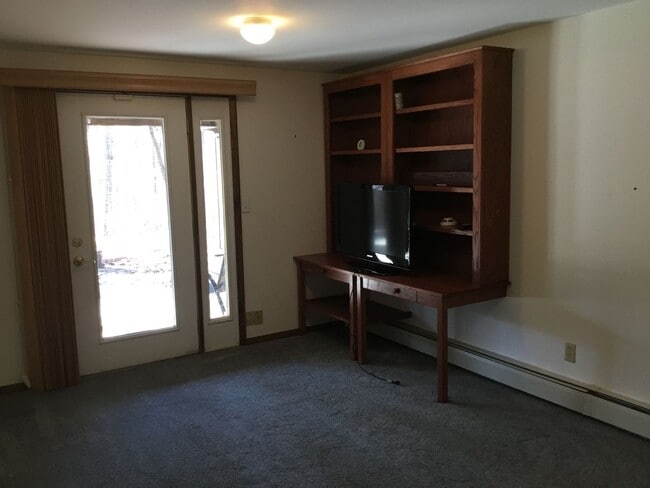 Building Photo - 850 Twin Oaks Dr