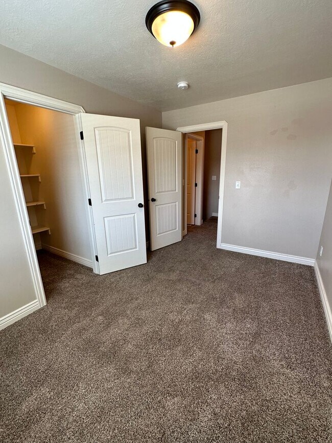 Building Photo - Desirable 2 Bed 1.5 Bath Lincoln Park Townhome