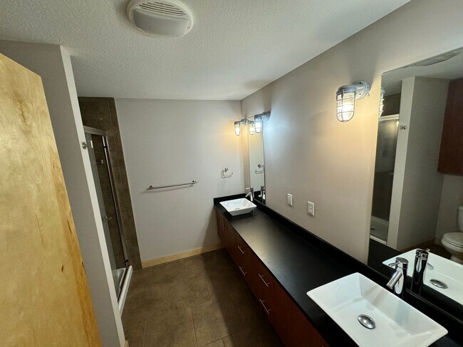 Building Photo - Stunning Modern Urban Loft – Spacious, Stylish, and Conveniently Located
