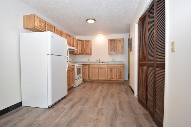 Building Photo - Spacious and charming! Conveniently located top floor 2 bedroom apartment.