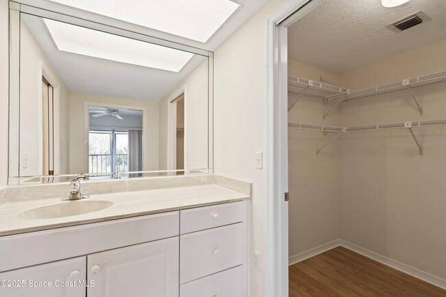 Building Photo - 6165 S Mirror Lake Dr