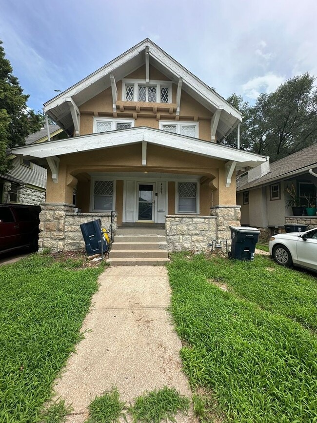 Building Photo - 4 bedroom 1.5 bath