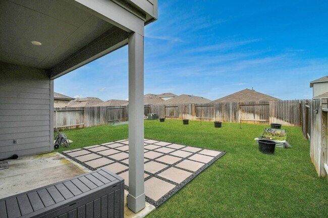 Building Photo - 5443 Pinetree Cres Ln