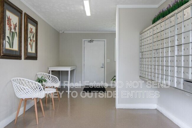 Building Photo - 5858 Century Oaks Dr