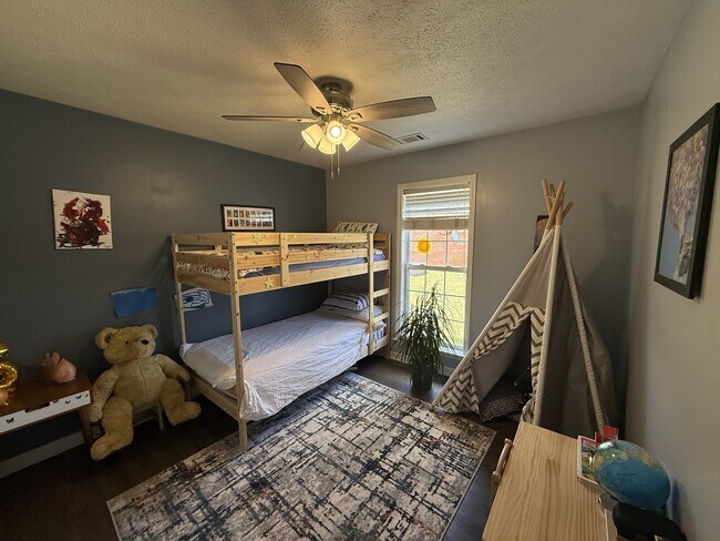 Building Photo - 650 Little Farm Rd