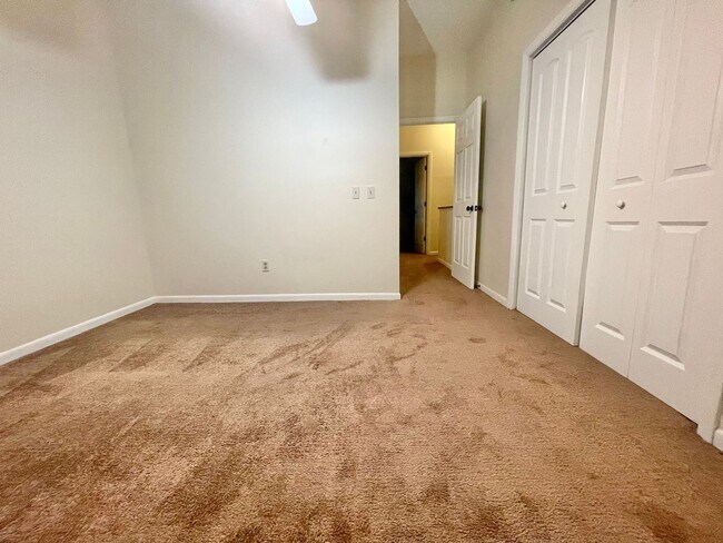 Building Photo - Lakewood Commons B202