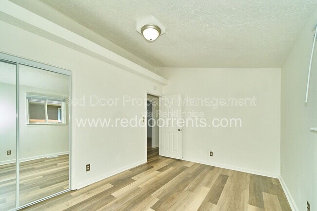Building Photo - 5422 Greenfield Ave