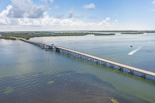 Building Photo - Furnished Chic Monthly Rental Home in Bradenton, FL VACA or Short Term