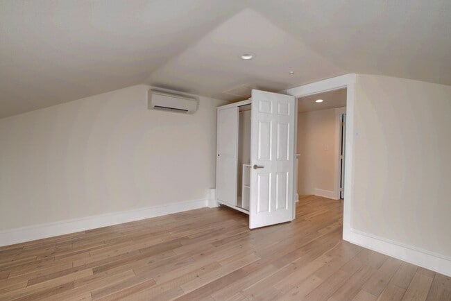 Building Photo - 705 Haller St NE