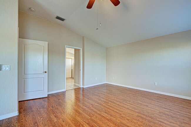 Building Photo - 2134 Boxwood St
