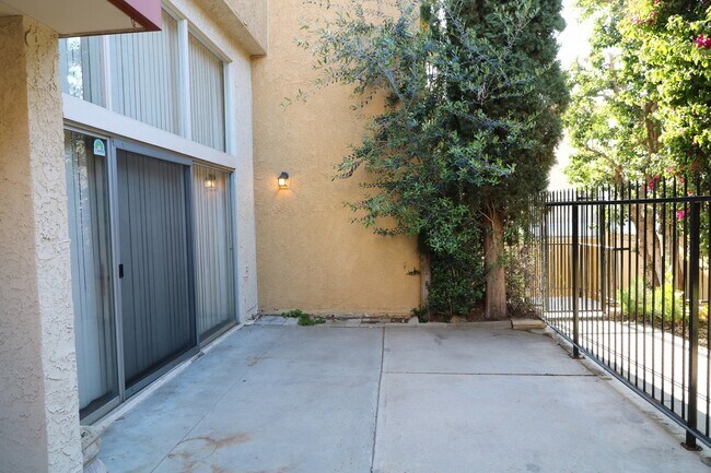 Building Photo - Townhome for Lease in Desirable Encino!