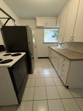 Building Photo - Freshly Painted Large Queen Anne Home! $3495