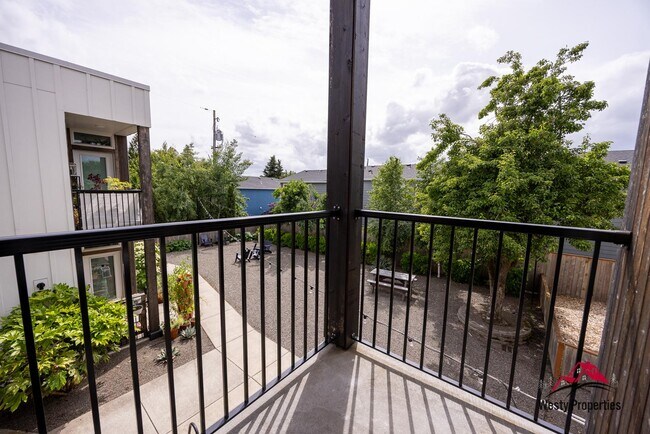 Building Photo - 4647 SE 40th Ave