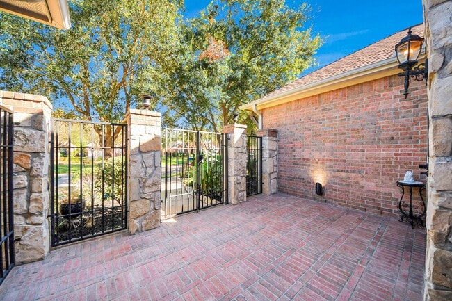 Building Photo - 7211 Spring Meadow Ln