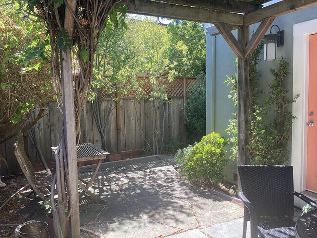 Building Photo - 204 Roosevelt Terrace