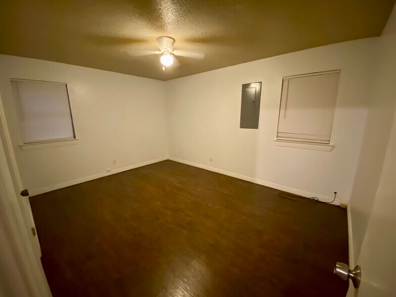 Building Photo - 613 NW Sandra Ln