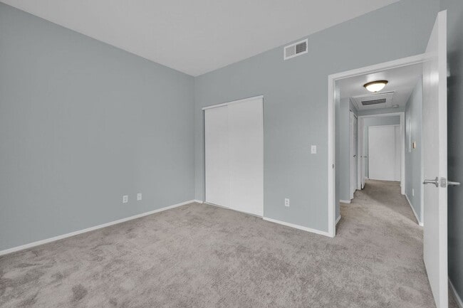 Building Photo - 5655 E Sahara Ave