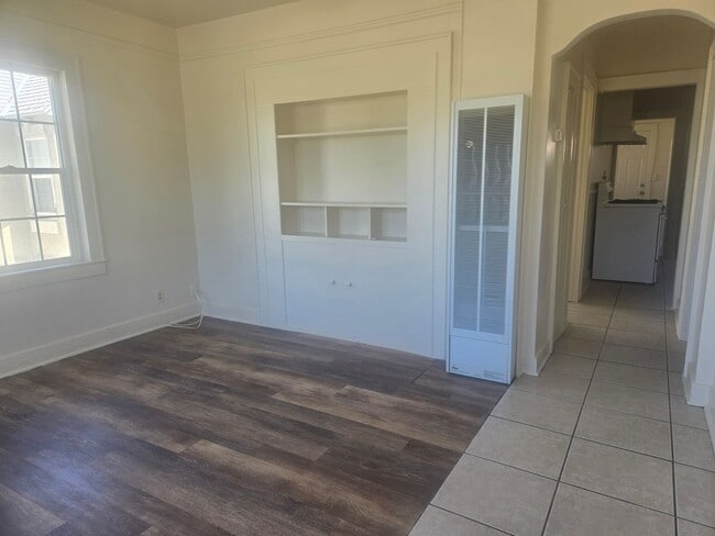 Building Photo - 1 Bedroom, 1 Bath Duplex in Hanford