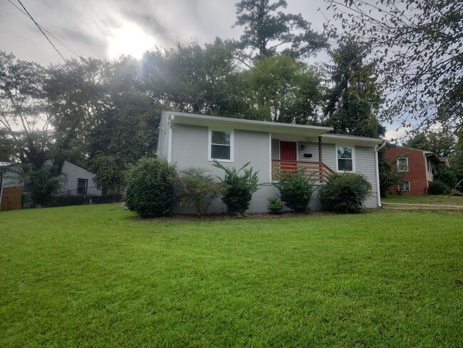 Building Photo - Charming 2-Bedroom, 1-Bathroom Home – 800 ...