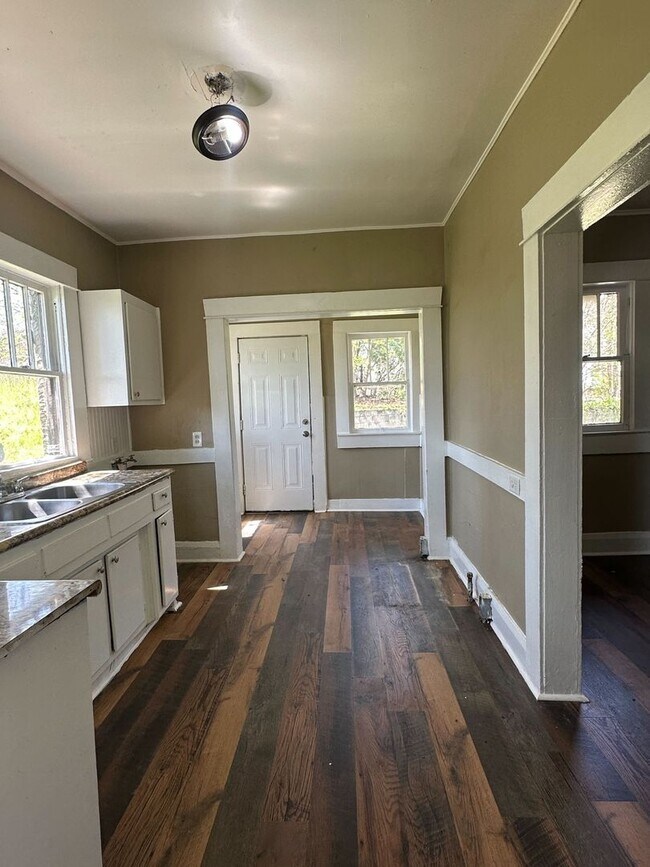Building Photo - Charming 2-Bedroom Brick Home with Classic Features