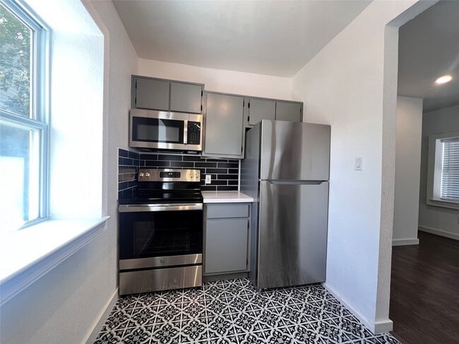 Building Photo - 415 Fairview St