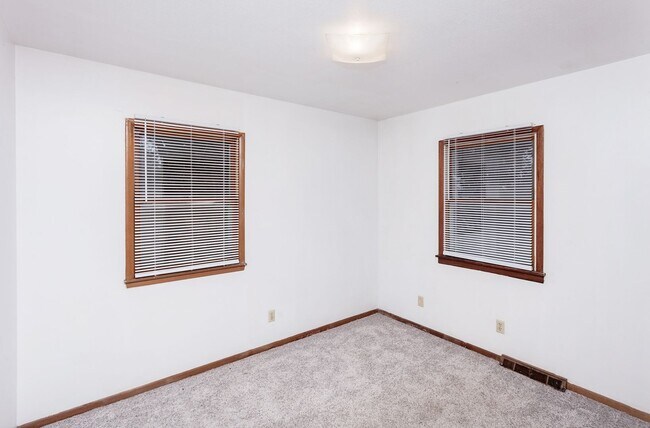 Building Photo - CHARMING! 2 Bedroom, 1 Bathroom Duplex in Des Moines!!