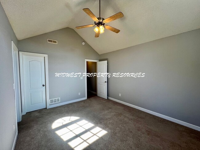 Building Photo - Stunning 3 Bedroom townhome w/ outdoor Maintenance provided