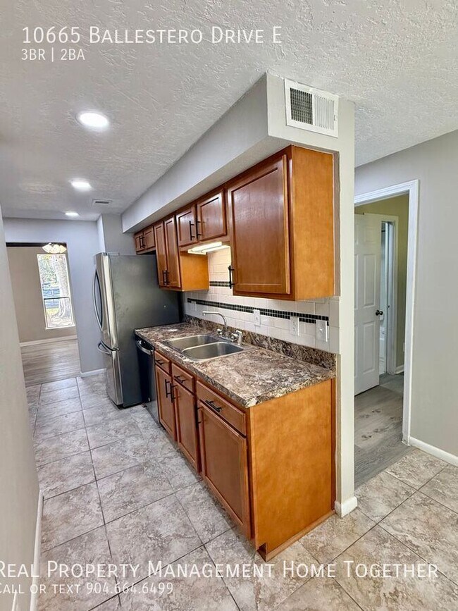 Building Photo - 10665 Ballestero Dr E