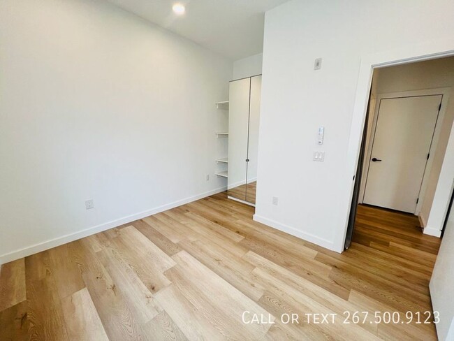 Building Photo - Gorgeous unit with W/D! Schedule your tour...